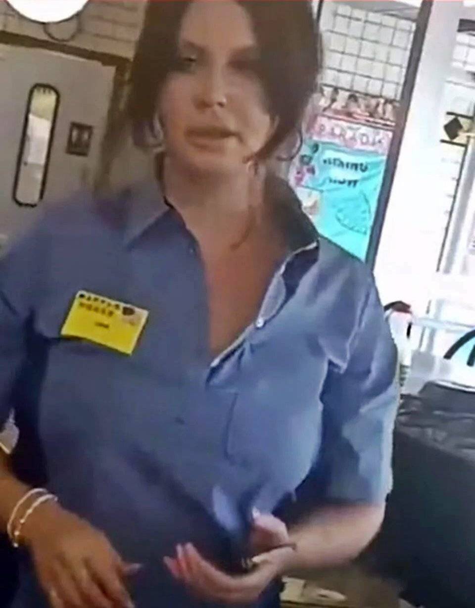 Dünyayı sallıyordu, garsonluğa başladı! Güzel şarkıcıyı o halde görenler gözlerine inanamadı: Nereden nereye... 2